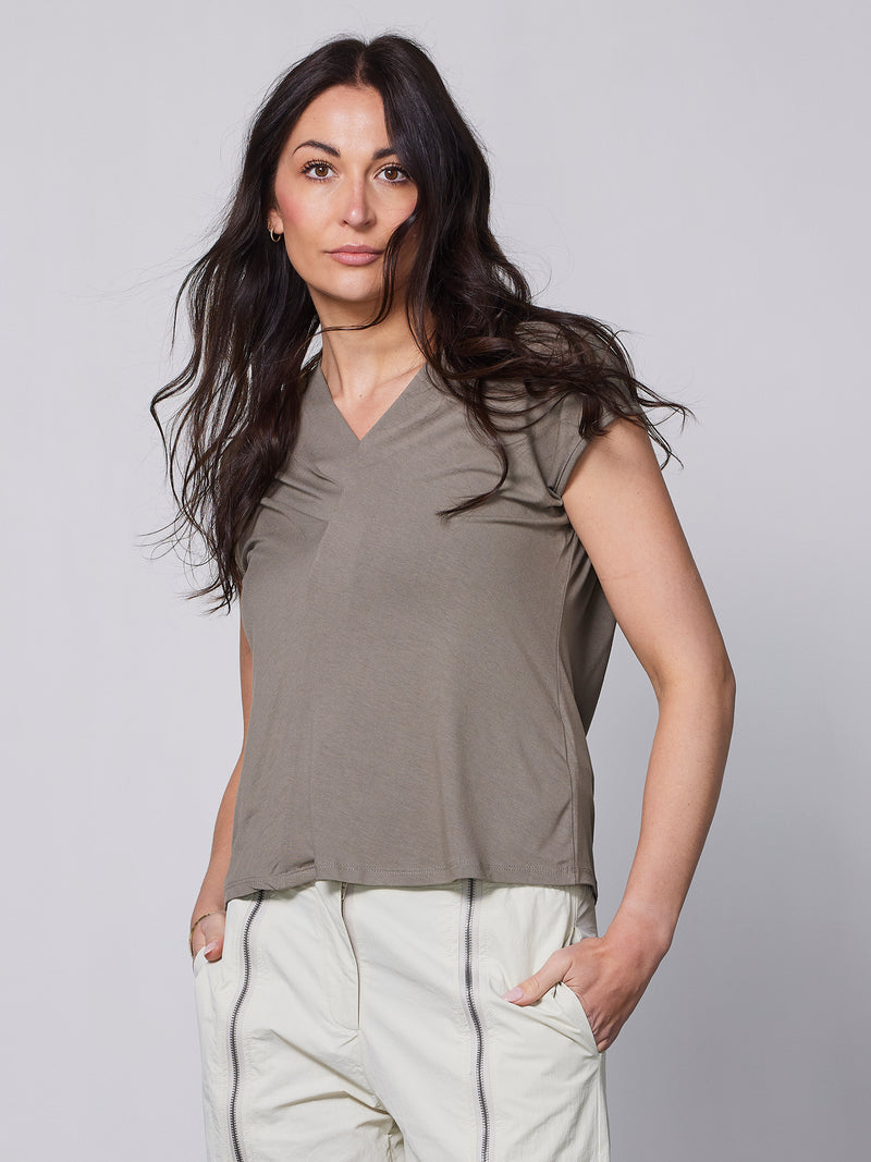 NÜ YASMI V-Ausschnitt T-Shirt Tops und T-shirts 230 Mud