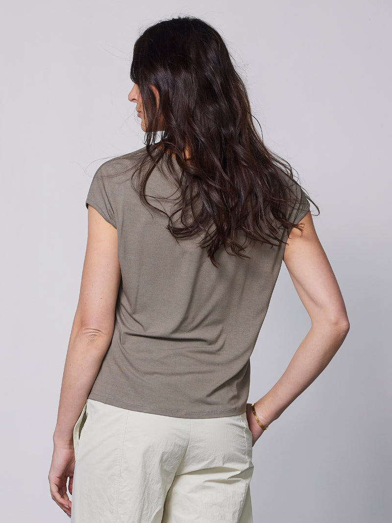NÜ YASMI V-Ausschnitt T-Shirt Tops und T-shirts 230 Mud